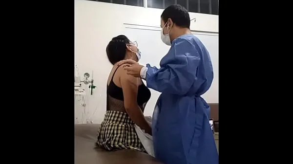 doctor y paciente se ponen calientes para follar en el consultorio medico, cita medica inicia muy bien
