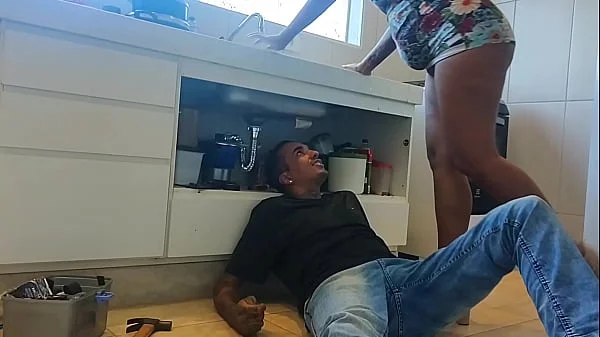 Esposa grávida traiu o marido com o encanador e deixou gozar dentro.(completo no red).