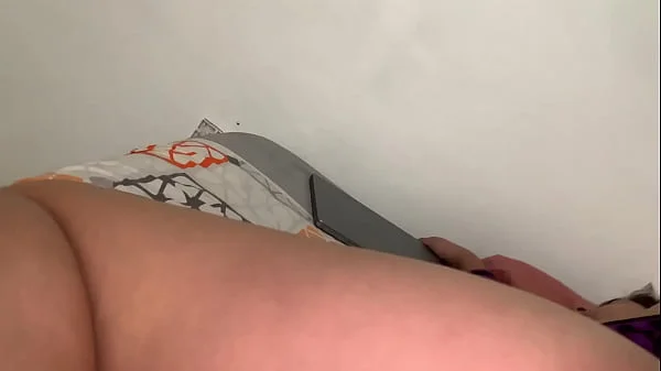 Le acaricio las nalgas a mi hermanastra a cambio de permiso para salir con sus amigos