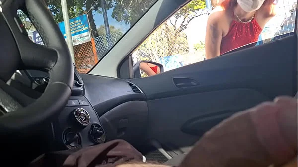 Pedindo informações na rua para uma bela mulher no ponto de ônibus!
