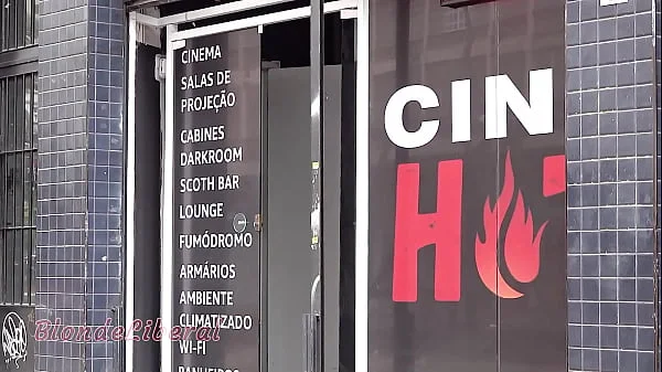 Trailer. Minha 1ª vez fazendo gangbang em um cinema pornô, Parte 1-2, com varios machos gozando na minha boca-b