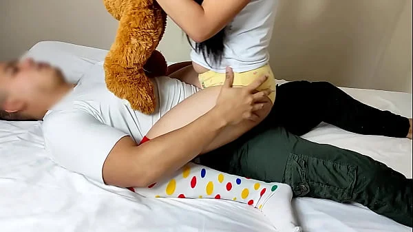 Jugando con la Hermosa Chica a la que Cuido cuando esta Sola en Casa