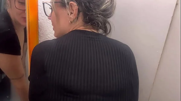 A gostosa da minha mulher dentro do vestuário da loja louca de tesao não aguentamos fudemos ali mesmo (sexo em público)