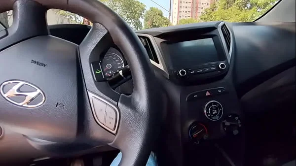 Bati punheta pra gostosinha que estava no ponto de ônibus que acabou sedento!