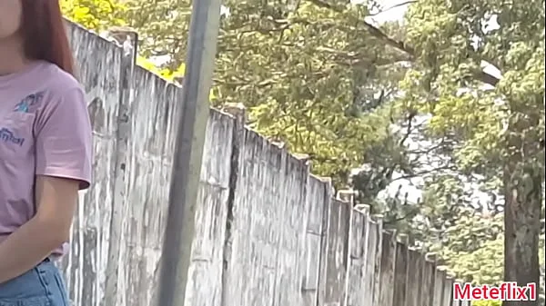 Pedindo informações com pau de fora pra gostosa no ponto de ônibus!