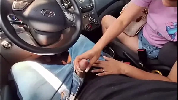 Tirei pau pra fora e me masturbei olhando para ruivinha que estava no ponto de onibus!