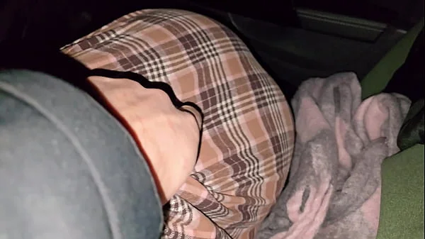 A married slut riskily sucked a taxi driver's dick.