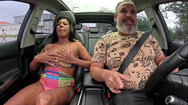 A Milf mulata entrou na carona e liberou até o cuzinho no pelo - Iara Alves