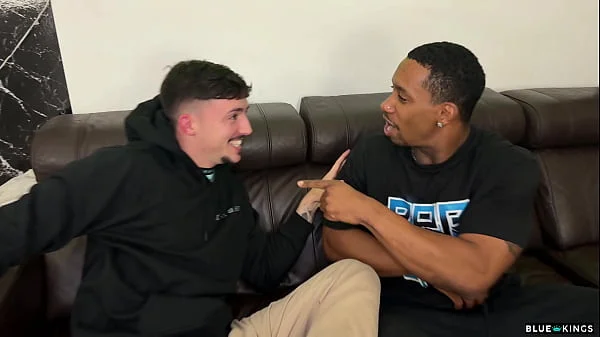 Se folla a sus 3 amigos por separado en la misma casa sin que se enteren