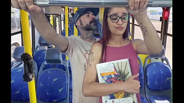 Estudande sendo encoxada por velho no onibus em público!