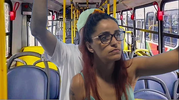 Jovem estudante leva encoxada dentro onibus!