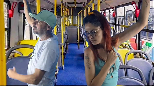Jovem estudante leva encoxada dentro onibus!