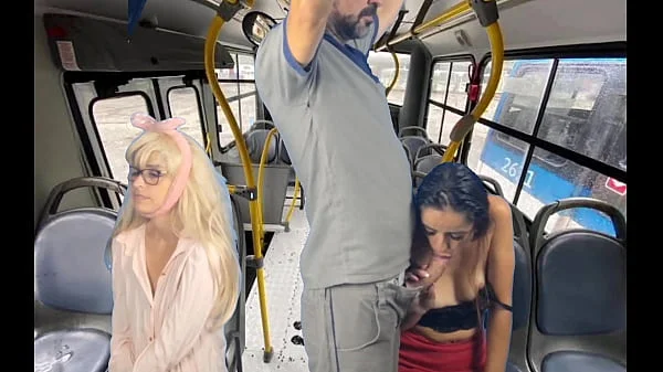 Trabalhador tira pau pra fora e encoxa mulheres dentro do ônibus em público!