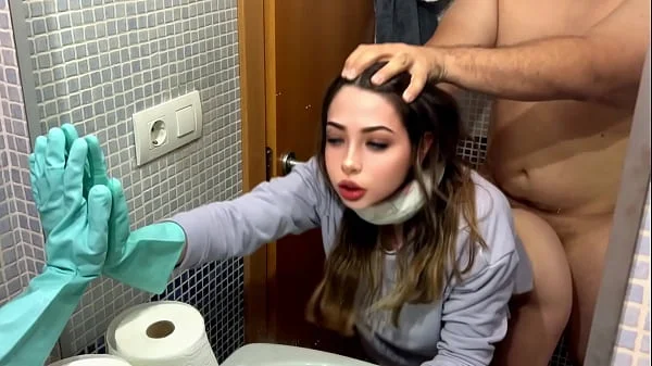 Mi padrastro me folla en el baño cuando limpiaba , me deja sin aire de tanto sexo,disfruto mucho cuando tengo sexo prohibido