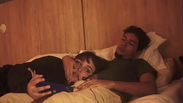 Mi hermanastro me mete su pene en mi boca mientras estamos acostados,no tuvo piedas con mi boquita y me la lleno de leche tratandome como su putita