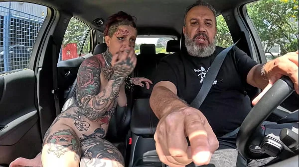 A tatuada Naty Loka pegou a carona e deu o cú no pelo para o motorista