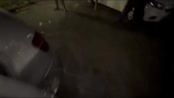 EU E MINHA AMIGA DEU A BUCETA NO PELO PRA VÁRIOS MACHOS DESCONHECIDOS NO MEIO DA RUA COM TODO MUNDO OLHANDO