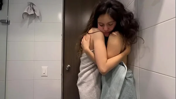 Tan caliente se puso mi vagina por el fantasma de la pelicula que termine follandome a mi mejor amiga?