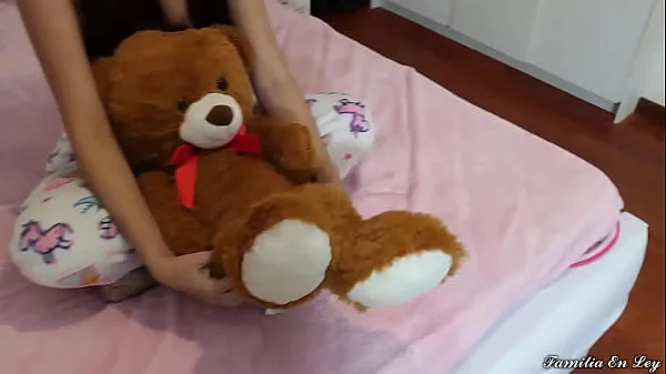 Chica Inocente Engañada con Helado Por su Niñero