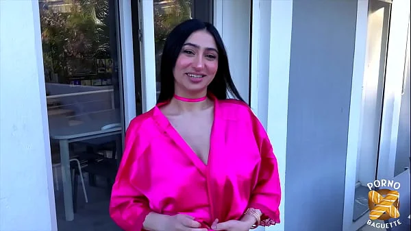 Didi, la belle brunette, veut se prendre deux bites