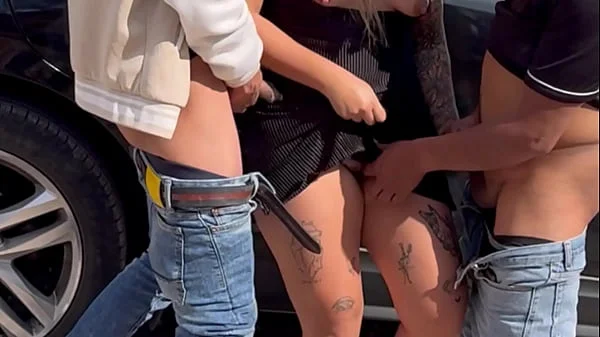 SIETE TRABAJADORES ME BAÑAN DE SEMEN EN LA CALLE