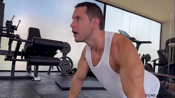 Insane bubble butt girl at the gym