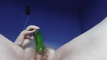 Oma neukt harige kut met komkommer