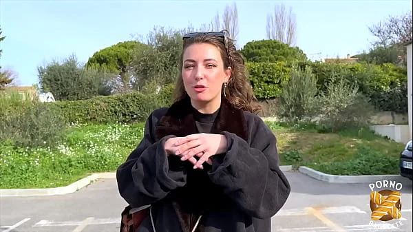 Livia, jeune bombasse, veut se faire bien baiser