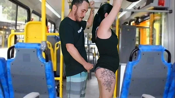 Morena tateando no ônibus