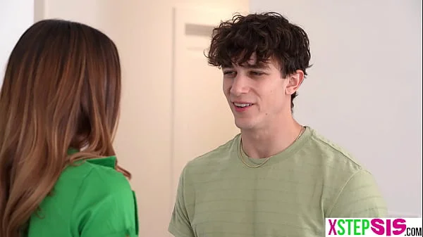 Kissing booth practise with tiny teen stepsister Della Cate