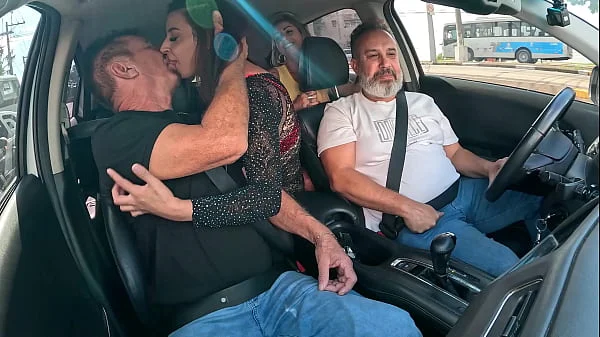 Carlos Urach estreia com duas gostosa na carona do Ted