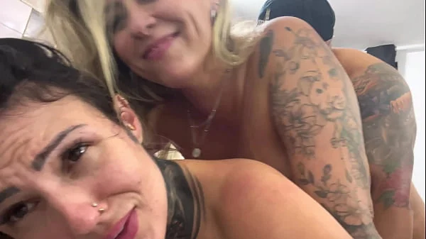 E quando fazemos daquele jeito um sexo bem gostoso a três! Com as bucetas latejando doidos quase gozando! Os três gozando juntos muito gostoso que chega da moleza !