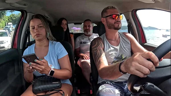 Ted pegou uma carona com o casal Mari e Chell e ganho uma novinha no banco de trás - Candy Debby