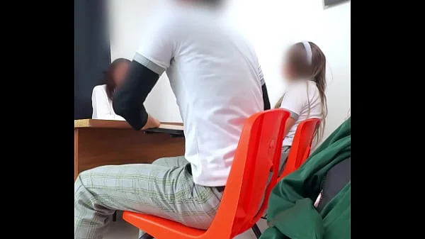 MAESTRA MEXICANA Poniendo Examen Extraordinario a Estudiantes en el salón! HAY OTRA Manera de Pasar MAESTRA? Les pide Cuerpo para pasar la Materia!