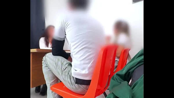 MAESTRA MEXICANA Poniendo Examen Extraordinario a Estudiantes en el salón! HAY OTRA Manera de Pasar MAESTRA? Les pide Cuerpo para pasar la Materia!