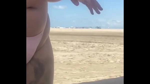 Deixei o novinho pegar na minha Buceta na praia e lógico que eu também peguei no pau dele