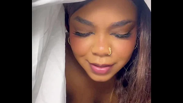 Madrastra de ébano atrapada hijastro masturbándose fingiendo muñeca sexual