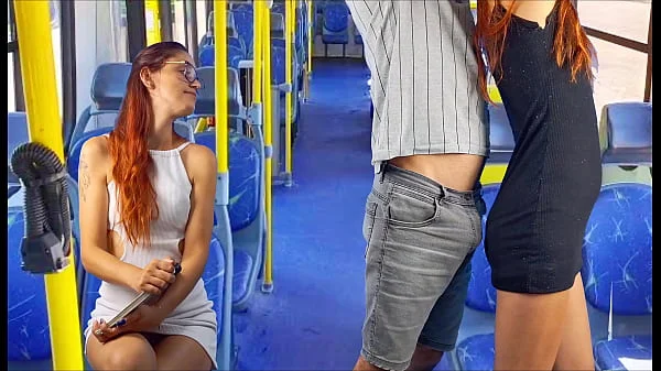Estudante sendo encoxada no ônibus em publico!