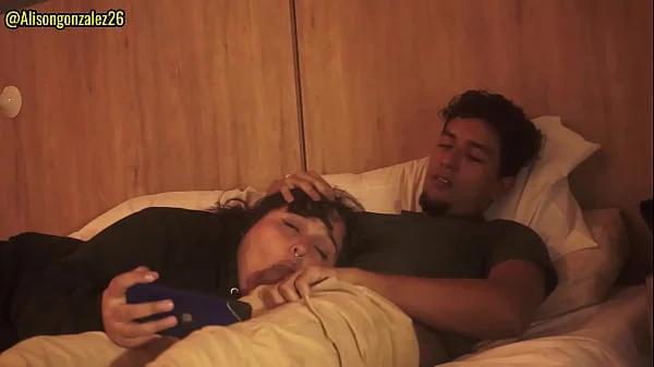 Mirando Netflix con mi hermanastra pero no pude evitar meter mi pene en su boca, casi nos descubren!!