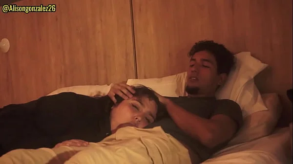 Mirando Netflix con mi hermanastra pero no pude evitar meter mi pene en su boca, casi nos descubren!!