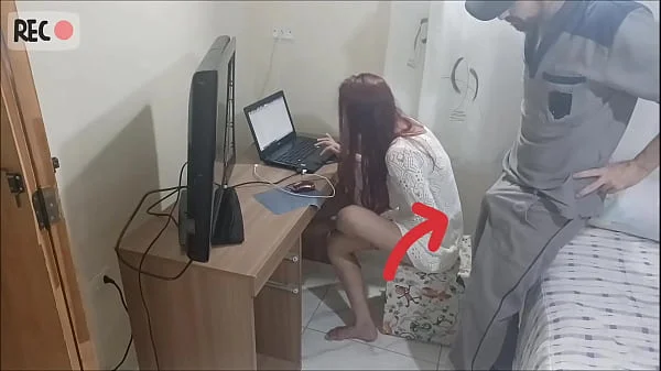 Safada dona de casa recebe manutencista depravado!