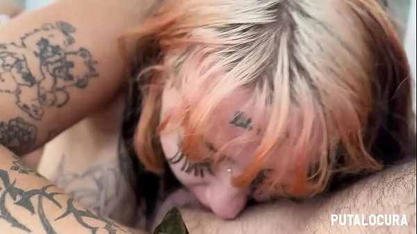 PutaLocura - Tatuada BBW Deedee chupando tu polla entre sus enormes tetas con piercings