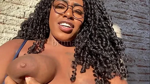 JOI- Jovem negra gozando gostoso enquanto masturba sua buceta cremosa no quinta de casa. BRUB