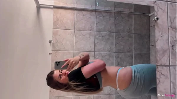 Me masturbando ESCONDIDA no banheiro da ACADEMIA - Aline Novak