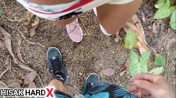 Ela completou 18 anos e chamou o amigo pra tirar a virgindade dela no mato