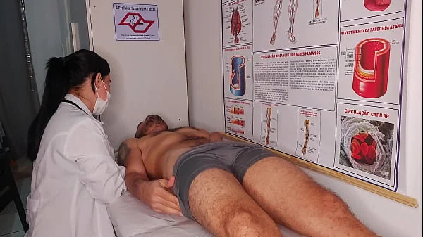 Ereção na frente da enfermeira