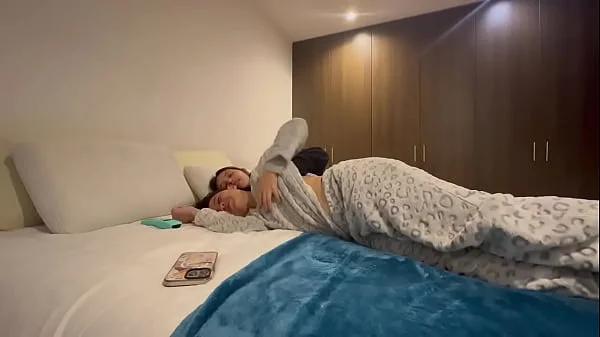 La empleada de mi esposo me toca en el baño y en la noche me pega su culo de lesbiana rica, cuando mi marido no esta...
