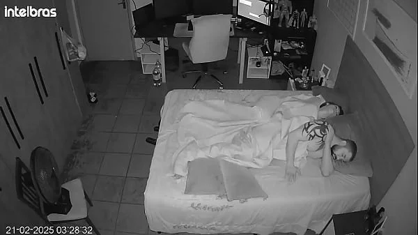 Eles fingem esquecer a câmera como loucos no quarto