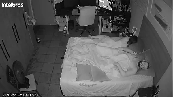 Eles fingem esquecer a câmera como loucos no quarto