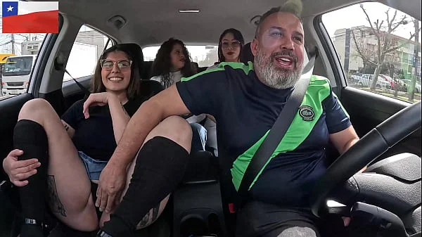 A modelo Infinitha pegou uma carona em Santiago do Chile mamou nas ruas da cidade